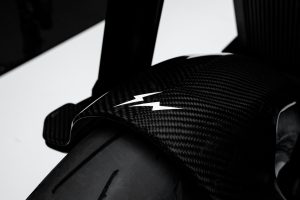 BRABUS Urban-E Fragment Edition 2026 – Vorderer Carbon-Kotflügel mit weißem Fragment-Blitzlogo