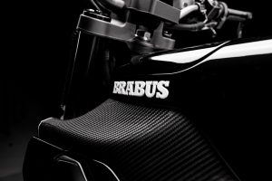 BRABUS Urban-E Fragment Edition 2026 – BRABUS-Schriftzug auf der Tankverkleidung über Sicht-Carbon