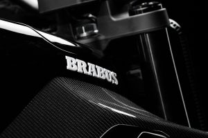 BRABUS Urban-E Fragment Edition 2026 – BRABUS-Schriftzug und Carbon-Seitenteil am Lenkkopf