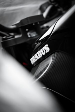 BRABUS Urban-E Fragment Edition 2026 – BRABUS-Schriftzug auf der Tankverkleidung im Hochformat, teilweise von Folie verdeckt