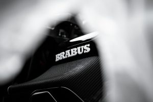 BRABUS Urban-E Fragment Edition 2026 – BRABUS-Logo auf der Carbon-Verkleidung, gerahmt von weißer Folie