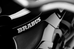 BRABUS Urban-E Fragment Edition 2026 – BRABUS-Schriftzug auf der Tankverkleidung mit Carbon-Struktur