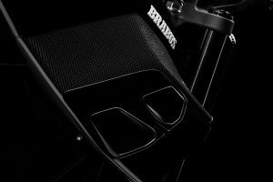 BRABUS Urban-E Fragment Edition 2026 – Seitenverkleidung aus Sicht-Carbon mit integrierten Lufteinlässen und BRABUS-Schriftzug