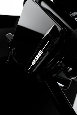 BRABUS Urban-E Fragment Edition 2026 – Beleuchtetes BRABUS-Logo im Lufteinlass mit Tagfahrleuchte im Hochformat