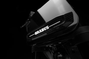 BRABUS Urban-E Fragment Edition 2026 – Lufteinlass mit beleuchtetem BRABUS-Logo und Carbon-Blende