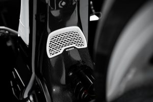 BRABUS Urban-E Fragment Edition 2026 – Carbon-Rahmenverkleidung mit weißem Lüftungsgitter und Federbein
