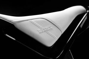 BRABUS Urban-E Fragment Edition 2026 – Weißer BRABUS Masterpiece Ledersitz mit geprägtem BRABUS-Logo