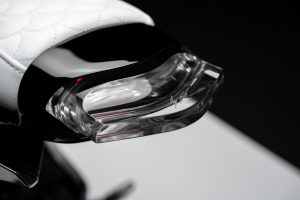 BRABUS Urban-E Fragment Edition 2026 – Transluzentes Monoblock-LED-Rücklicht unter dem weißen Sitz