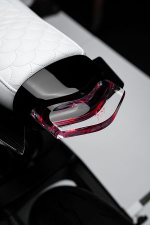 BRABUS Urban-E Fragment Edition 2026 – Transluzentes Rücklicht mit Fragment-Logo und weißem Sitz im Hochformat