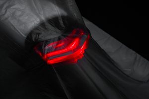 BRABUS Urban-E Fragment Edition 2026 – Leuchtendes rotes LED-Rücklicht unter einer Folie