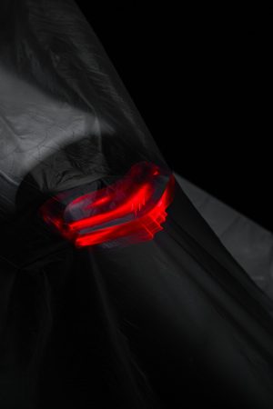 BRABUS Urban-E Fragment Edition 2026 – Rot leuchtendes Rücklicht unter durchscheinender Folie im Hochformat