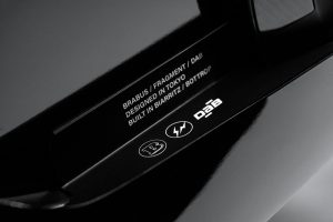 BRABUS Urban-E Fragment Edition 2026 – Plakette mit Schriftzug „BRABUS / FRAGMENT / DAB – Designed in Tokyo – Built in Biarritz / Bottrop“
