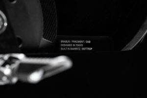 BRABUS Urban-E Fragment Edition 2026 – Plakette „BRABUS / FRAGMENT / DAB“ am Rahmen mit Fußraste im Vordergrund