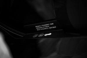 BRABUS Urban-E Fragment Edition 2026 – Plakette mit den Logos von BRABUS, Fragment Design und DAB im Halbdunkel