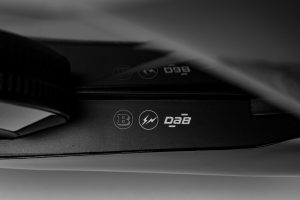 BRABUS Urban-E Fragment Edition 2026 – Logos von BRABUS, Fragment Design und DAB Motors auf der Verkleidung