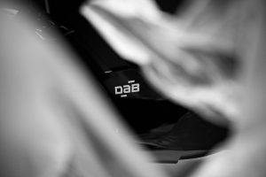 BRABUS Urban-E Fragment Edition 2026 – DAB-Logo auf der schwarzen Verkleidung zwischen weißer Folie