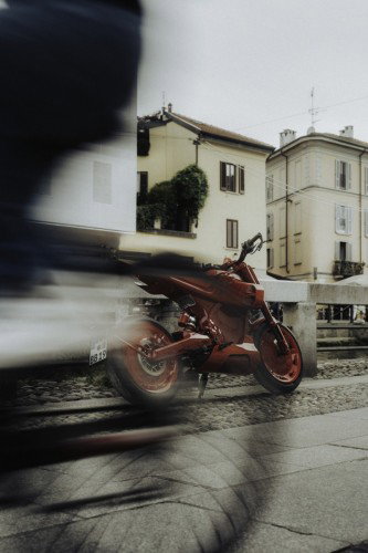 BRABUS URBAN E First Edition 2026 – Elektromotorrad in Fusion Red mit farbcodiertem Masterpiece-Ledersitz