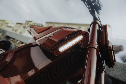 BRABUS URBAN E First Edition 2026 – Elektromotorrad in Fusion Red mit farbcodiertem Masterpiece-Ledersitz