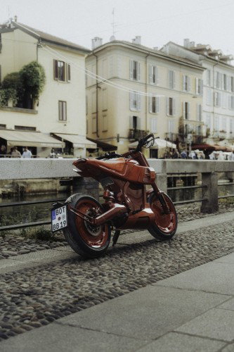 BRABUS URBAN E First Edition 2026 – Elektromotorrad in Fusion Red mit farbcodiertem Masterpiece-Ledersitz