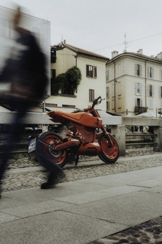 BRABUS URBAN E First Edition 2026 – Elektromotorrad in Fusion Red mit farbcodiertem Masterpiece-Ledersitz