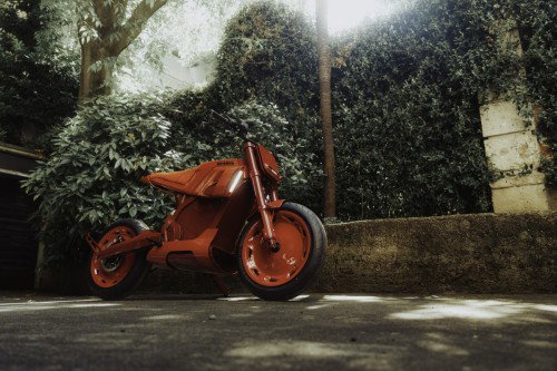 BRABUS URBAN E First Edition 2026 – Elektromotorrad in Fusion Red mit farbcodiertem Masterpiece-Ledersitz