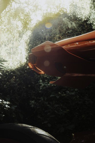 BRABUS URBAN E First Edition 2026 – Elektromotorrad in Fusion Red mit farbcodiertem Masterpiece-Ledersitz