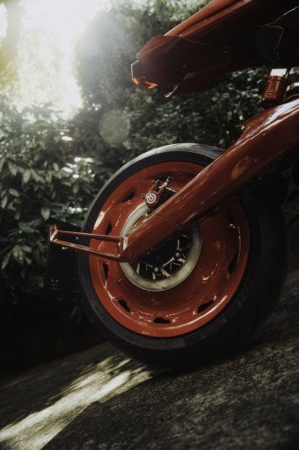 BRABUS URBAN E First Edition Fusion Red 2026 – Seitenansicht des geparkten Elektromotorrads an einer historischen Mailänder Fassade