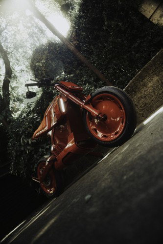 BRABUS URBAN E First Edition Fusion Red 2026 – Dreiviertelansicht von rechts in begrünter Altstadt-Kulisse