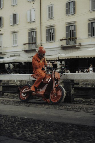 BRABUS URBAN E First Edition Fusion Red 2026 – Detailaufnahme der Masterpiece-Ledersitzbank in Fusion Red mit Shell-Steppung