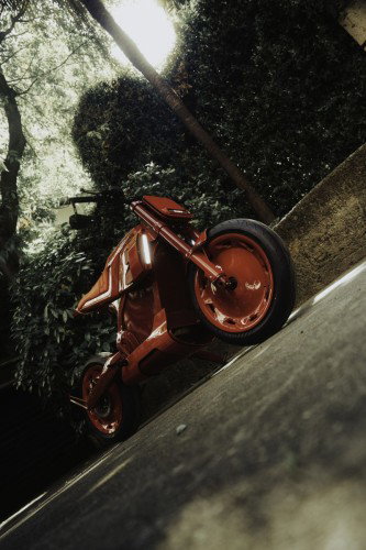 BRABUS URBAN E First Edition Fusion Red 2026 – Heckansicht mit Monoblock-LED-Rücklicht und Kennzeichenhalter am Hinterrad