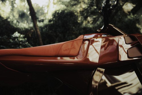 BRABUS URBAN E First Edition Fusion Red 2026 – Nahaufnahme der rechten Seitenverkleidung mit Carbon-Lufteinlass und Tagfahrlicht