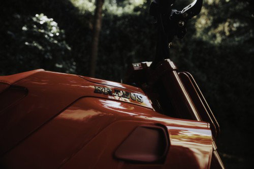 BRABUS URBAN E First Edition Fusion Red 2026 – Frontansicht mit beleuchtetem BRABUS-Logo und Carbon-Frontmaske