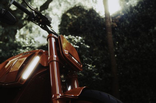 BRABUS URBAN E First Edition Fusion Red 2026 – Dreiviertelansicht von links mit Carbon-Kotflügel in urbaner Kulisse