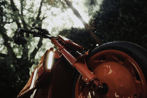 BRABUS URBAN E First Edition Fusion Red 2026 – Nahaufnahme des 17-Zoll-Vorderrads mit Brembo-Vierkolben-Bremssattel und Carbon-Felgenabdeckung