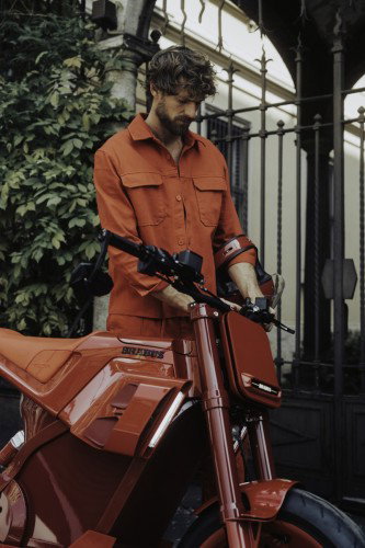 BRABUS URBAN E First Edition Fusion Red 2026 – Profilansicht des Elektromotorrads mit Mailänder Arkadengang im Hintergrund