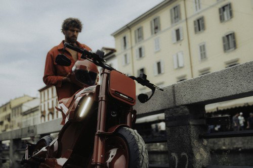 BRABUS URBAN E First Edition Fusion Red 2026 – Frontdetail mit Projektor-Scheinwerfer und vertikaler LED-Tagfahrleuchte