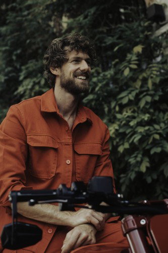 BRABUS URBAN E First Edition Fusion Red 2026 – Rückansicht mit Hinterrad-Winglet und Carbon-Radabdeckung