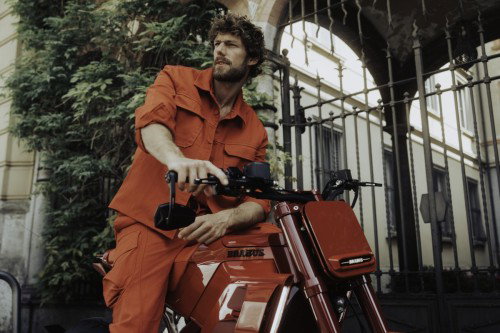 BRABUS URBAN E First Edition Fusion Red 2026 – Bewegungsunscharfe Fahraufnahme entlang eines Mailänder Kanals