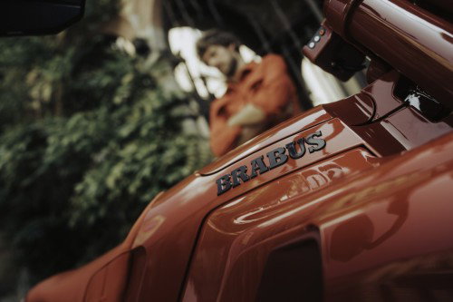 BRABUS URBAN E First Edition Fusion Red 2026 – Fahrer in Fusion-Red-Jacke und Helm beim Aufsitzen auf das E-Motorrad