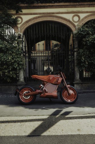 BRABUS URBAN E First Edition Fusion Red 2026 – Fahrer neben geparktem Motorrad vor historischem Mailänder Gebäude
