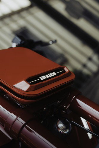 BRABUS URBAN E First Edition Fusion Red 2026 – Detailansicht der CNC-gefrästen Brems- und Kupplungshebel in Aluminium