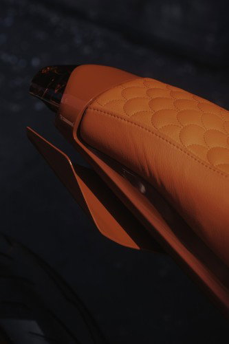 BRABUS URBAN E First Edition Fusion Red 2026 – Fahrer in Aktion im Slalom durch Mailänder Gassen