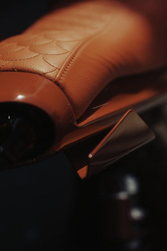 BRABUS URBAN E First Edition Fusion Red 2026 – Blick auf den invertierten 46-mm-Vorderfederbein mit Carbon-Kotflügel