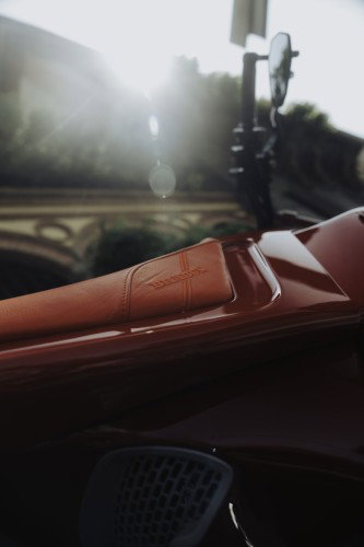 BRABUS URBAN E First Edition Fusion Red 2026 – Seitenprofil des E-Motorrads vor Mailänder Ziegelmauer