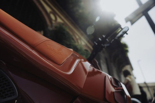 BRABUS URBAN E First Edition Fusion Red 2026 – Detailaufnahme der BRABUS-Ledersitzbank mit Logo-Prägung im Sonnenlicht