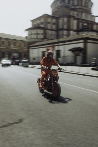 BRABUS URBAN E First Edition Fusion Red 2026 – Heckansicht mit Hinterradkotflügel, Kennzeichenhalter und Winglets