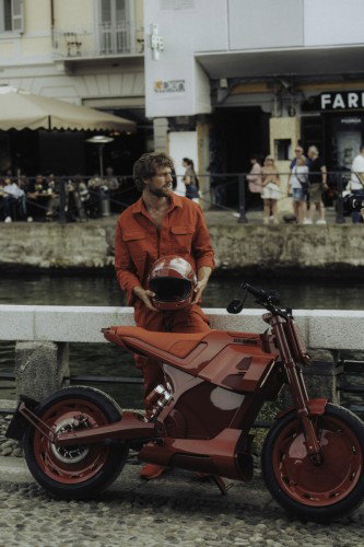 BRABUS URBAN E First Edition Fusion Red 2026 – Frontscheinwerfer mit eingeschalteter LED-Beleuchtung im Dämmerlicht