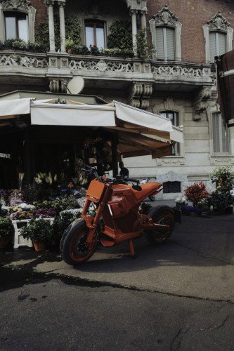 BRABUS URBAN E First Edition Fusion Red 2026 – Geparktes Motorrad im Mailänder Hinterhof mit Kopfsteinpflaster