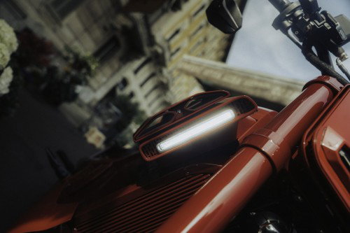 BRABUS URBAN E First Edition Fusion Red 2026 – Seitenansicht mit Schärfe auf Lufteinlass, Carbon-Detail und LED-Streifen