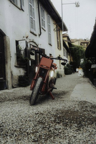 BRABUS URBAN E First Edition Fusion Red 2026 – Dreiviertelansicht von vorne rechts mit klassischem Mailänder Bogengang